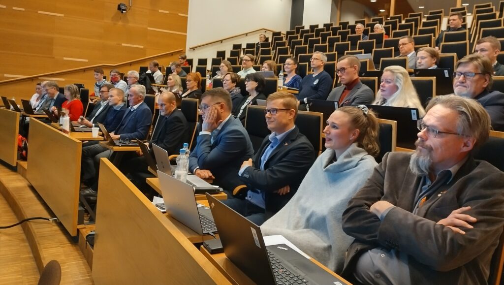 Paimion kaupunginvaltuuston jäseniä, virkamiehiä sekä yleisöä kaupunginvaltuuston kokouksessa, joka pidettiin Paimiosalissa 16.11.2022.