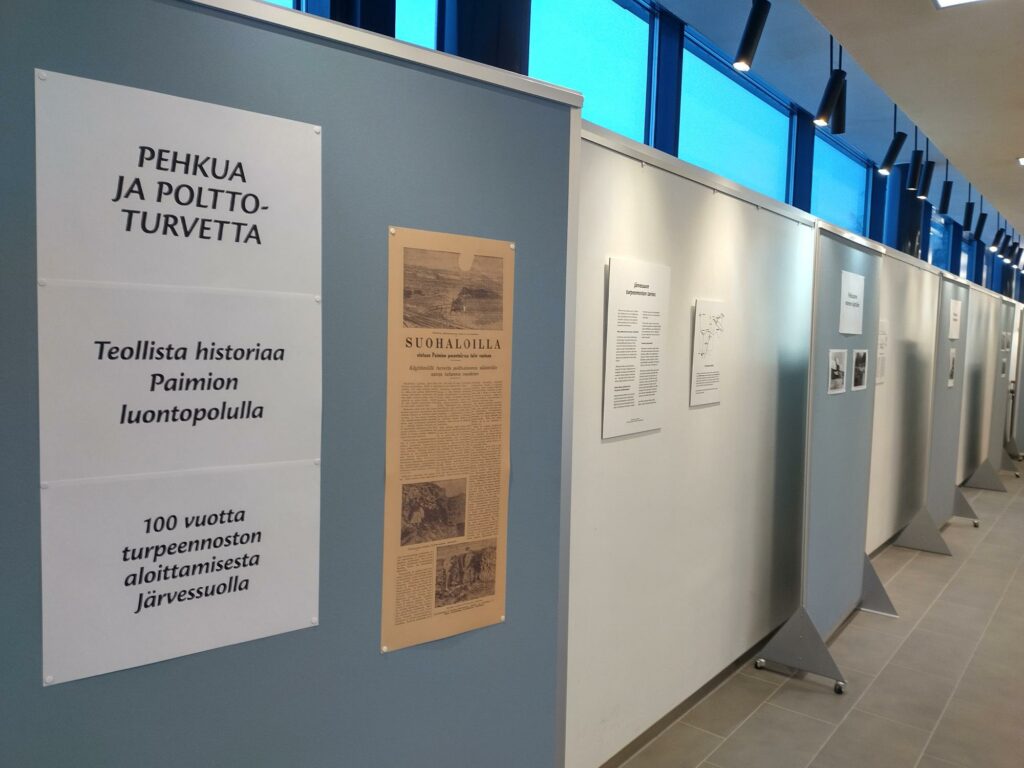 Pehkua ja polttoturvetta -näyttely on ripustettuna Paimion kaupungintalon näyttelyparvella.