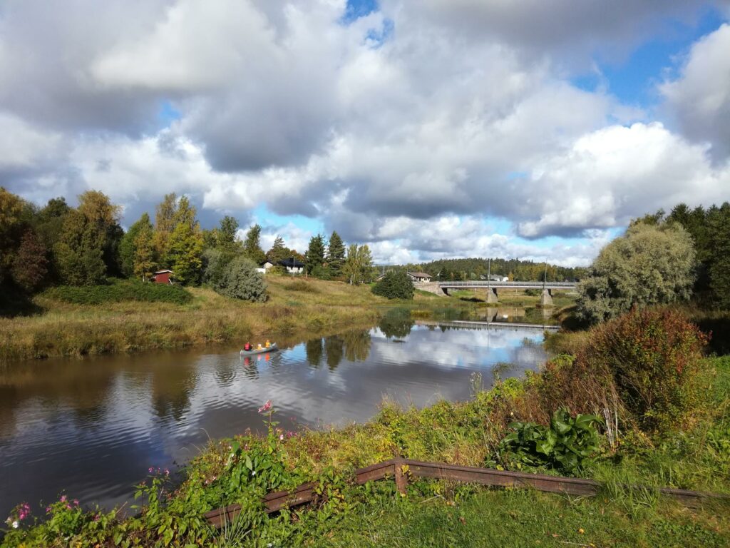 Melojia kanootissa, joka Paimionjoessa rautatiesillan ja vanhan sillan välissä.