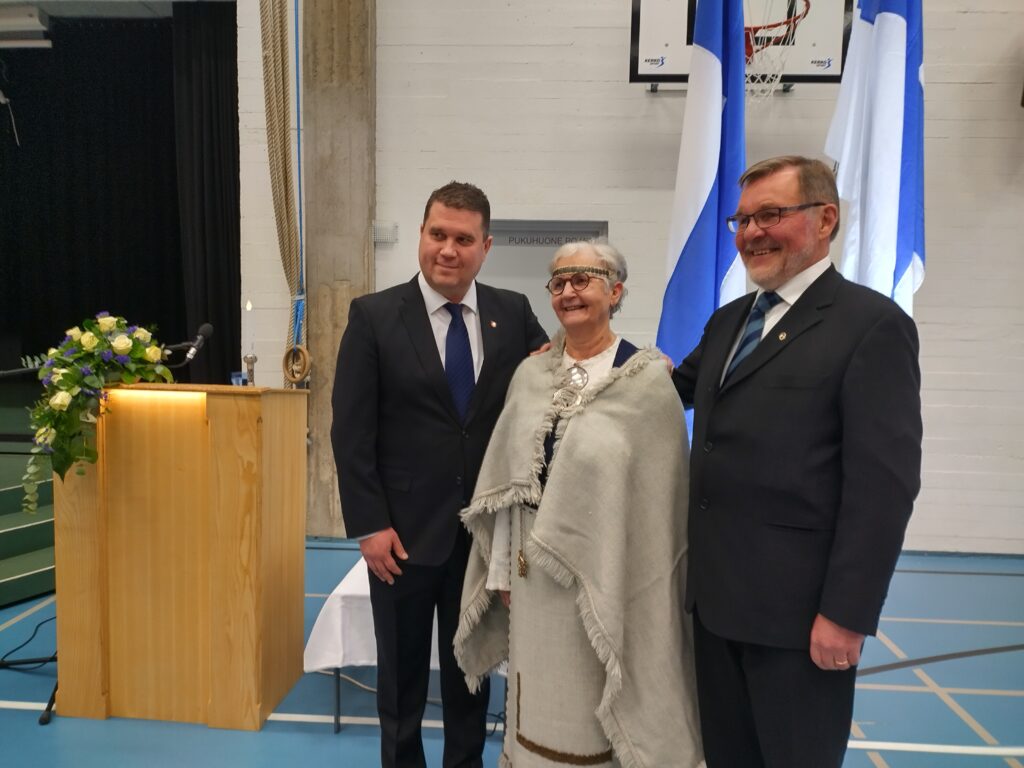 Itsenäisyysjuhlan tervehdyssanojen lausuja Markus Kaarlela vasemmalla, keskellä Paimio-mitalin vastaanottanut Leena Järvi ja oikealla juhlapuhuja Kari Kaunismaa.
