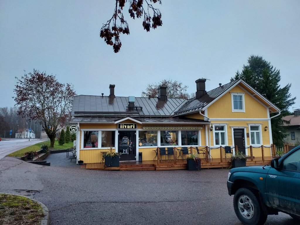 Kellartava puurakennus, jonka oven yläpuolella lukee Cafe&Bistro Iivari.