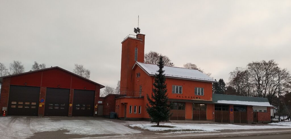 Paimion paloaseman rakennuskokonaisuus, jonka vasemmalla olevassa siipiosassa sijaitsevat autotallit.