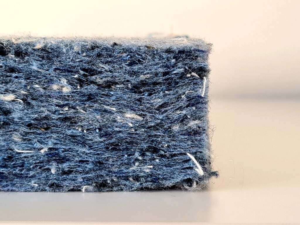 Lähikuva poistotekstiileistä valmistetusta uudesta materiaalista..