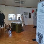 Sähkömuseon ylimmässä näyttelykerroksessa esitellään mm Iivari Lähteenmäen elämänvaiheita ja Sähkölähteenmäen historiaa esinein , tekstein ja valokuvin.