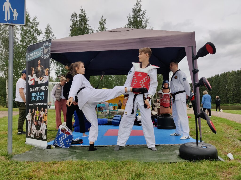 Action Sport Centerin esittelypisteellä pääsi näkemään ja myös kokeilemaan mm taekwondoa.