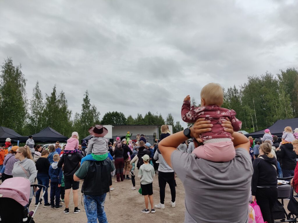 lapsiperheet katsovat lavan ohjelmaa.