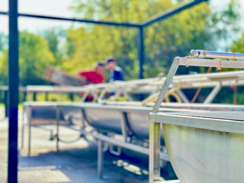 Etualalla matonpesupaikan alla, taustalla muutaman henkilön hahmot.