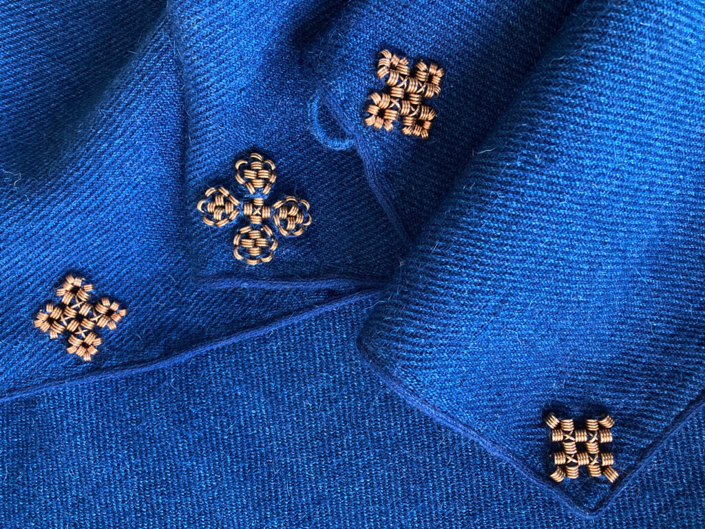 Sininen kangas, jonka päällä erilaisia symbolimerkkejä.
