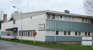 Rakennuksen seinässä lukee: "Työ- ja toimintakeskus Apila".
