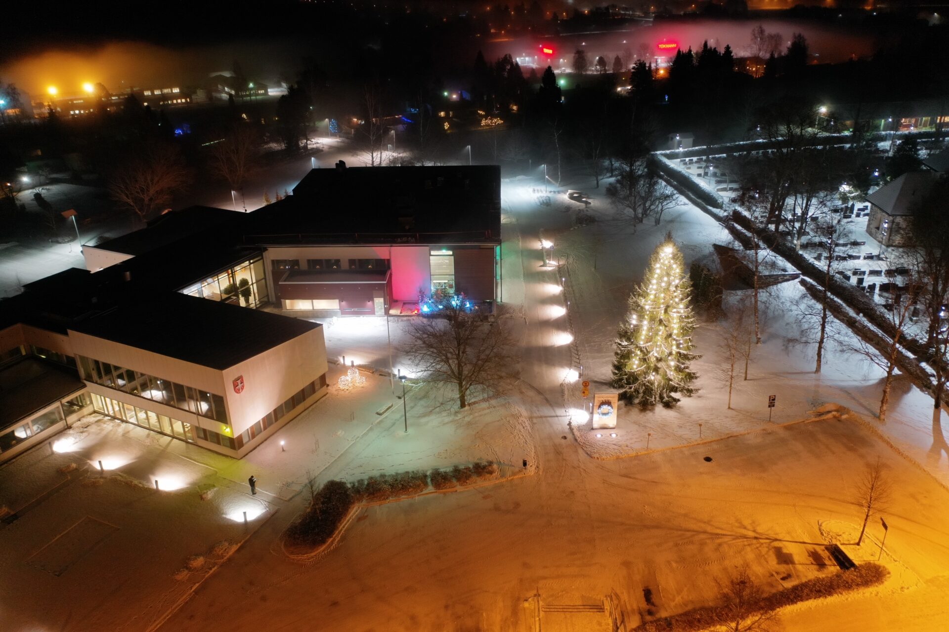 Talvinen ilmakuva Paimion kaupungintalon kohdalta. Pimeään aikaan otetussa kuvassa näkyy myös valaistu joulukuusi.
