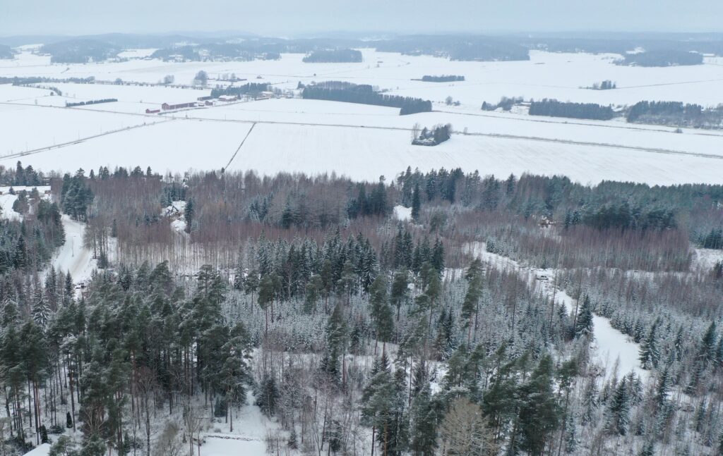 Talvinen ilmakuva Koivulinnan asuinalueen kohdalta.