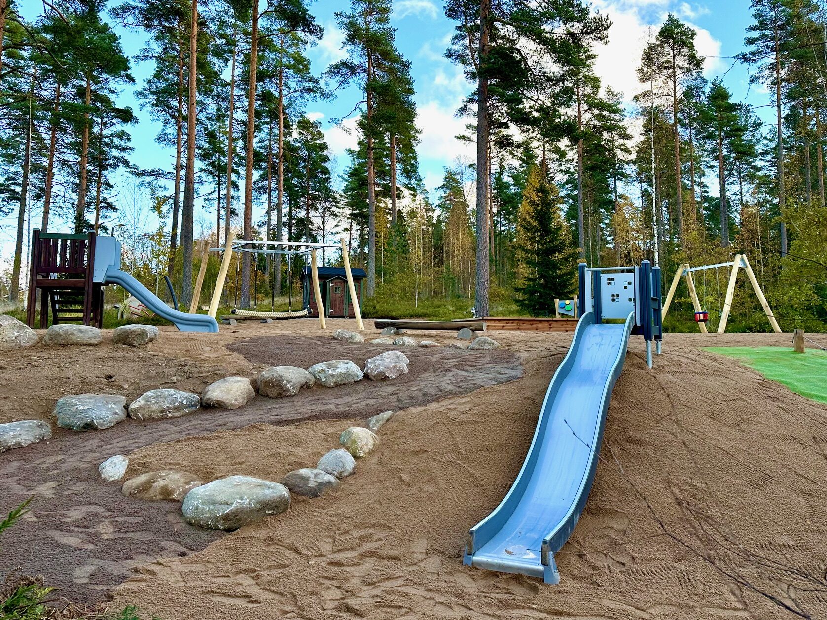 Hossilantien leikkipuistossa on mukava metsäinen tunnelma ja paljon erilaisia leikkivälineitä.