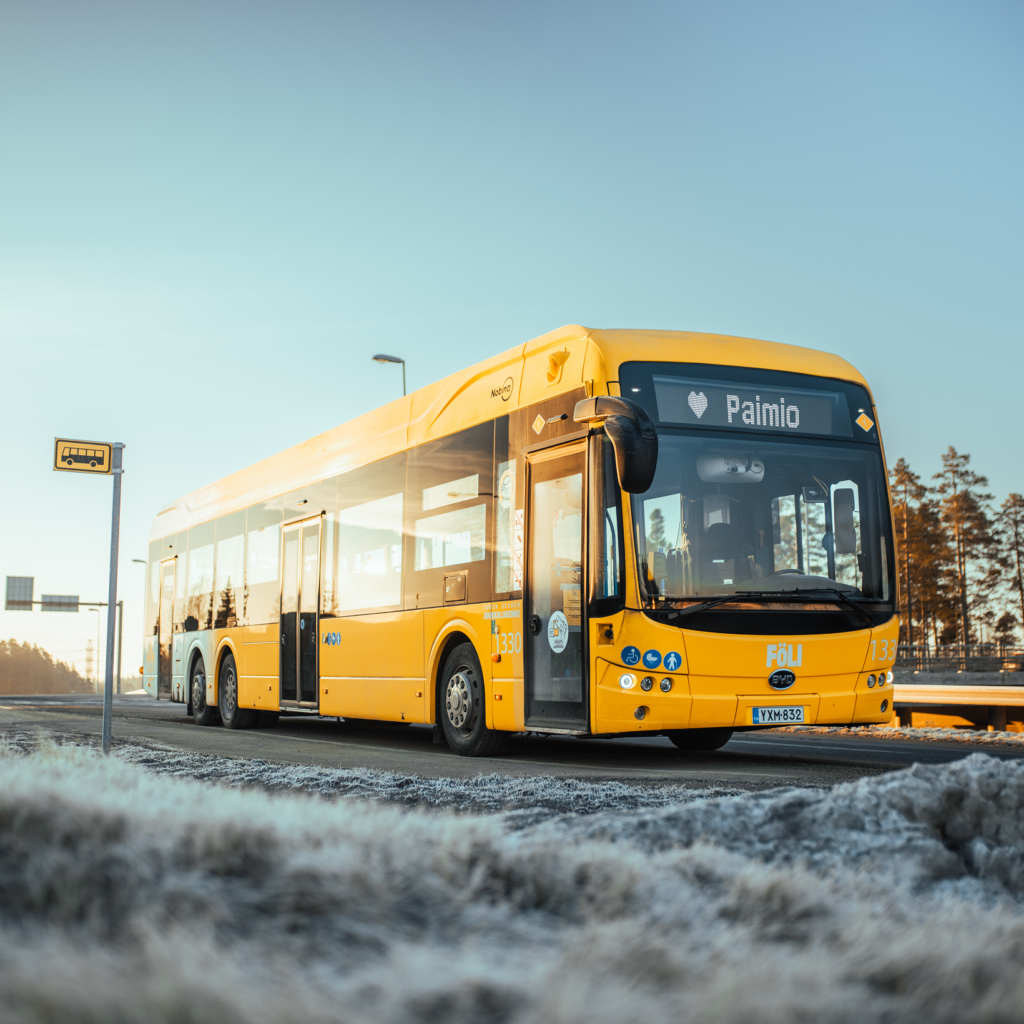 Talvisella bussi-pysäkillä Föli-bussi, jonka infopaneelissa lukee sydänmerkki ja Paimio.