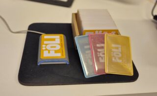 Föli-kortti ja latauslaite.