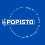 Paimion musiikkiopiston valkoinen logo sinisellä taustalla. Logossa lukee POPISTO nuottirivien päällä ja tekstin edessä on nuottiavain