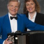 Mies, nainen ja harmonikka.