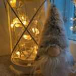 Led-valoja lyhdyssä sekä parrakas tonttu.