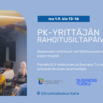 Vaaleansinisellä pohjalla tapahtuman tiedot ja yrityksen logo. Vasemmalla kuva, jossa näkyy ihmisiä käymässä kokousta.