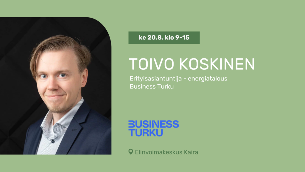 Kuvassa vaaleanvihreällä taustalla tapahtuman tiedot. Näkyy myös vaaleansininen yrityksen logo. Vasemmassa reunassa on kuva vaaleatukkaisesta miehestä.