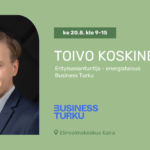 Kuvassa vaaleanvihreällä taustalla tapahtuman tiedot. Näkyy myös vaaleansininen yrityksen logo. Vasemmassa reunassa on kuva vaaleatukkaisesta miehestä.
