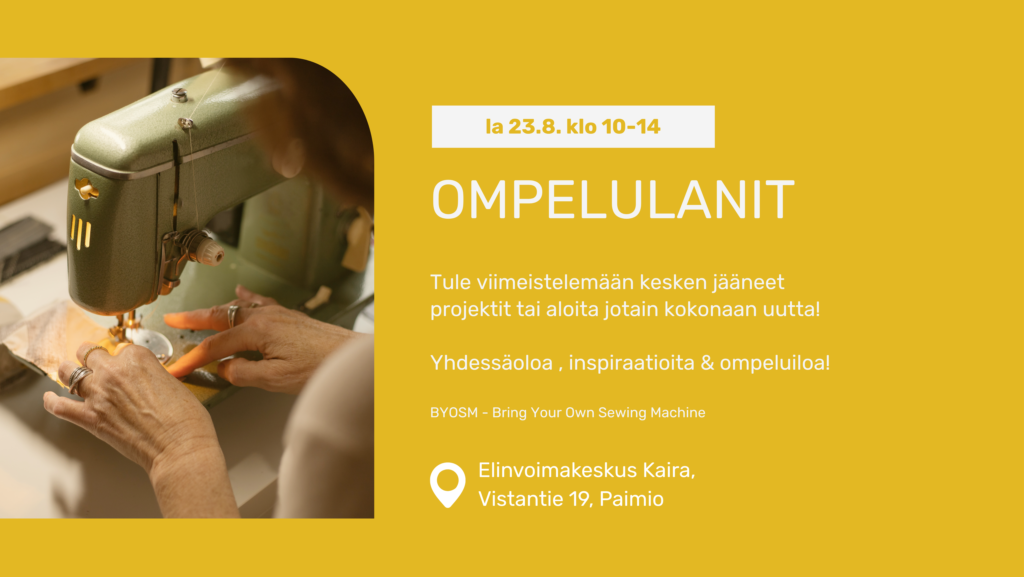 Keltainen pohja. Kuvassa näkyy tapahtuman tiedot oikeassa laidassa valkoisella tekstillä. Vasemmassa reunassa on kuva vanhasta metallisesta ompelukoneesta ja ihmisestä koneen äärellä. Ihmisestä näkyy vain kädet.