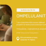 Keltainen pohja. Kuvassa näkyy tapahtuman tiedot oikeassa laidassa valkoisella tekstillä. Vasemmassa reunassa on kuva vanhasta metallisesta ompelukoneesta ja ihmisestä koneen äärellä. Ihmisestä näkyy vain kädet.