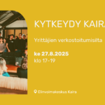 Keltainen kuva jossa oikealla valkoiset tekstit joissa lukee tapahtuman nimi, tapahtuma-aika ja paikka. Vasemmalla puolella on sumea kuva jossa näkyy paljon nuoria ihmisiä kokoontuneena yhteen ja esiintymässä toinen toisilleen.