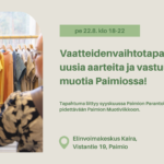 Vaaleanruskealla pohjalla vihreää tekstiä jossa tapahtuman tiedot ja ajankohta. Vasemmalla puolella kuva vaaterekeistä, joissa roikkuu värikkäitä t-paitoja. Lisäksi kuvassa näkyy naisen käsi, joka kurottaa kohti t-paitoja.