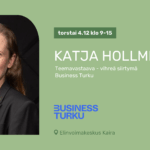 Kuvassa vaaleanvihreällä taustalla tapahtuman tiedot. Näkyy myös vaaleansininen yrityksen logo. Vasemmassa reunassa on kuva vaaleatukkaisesta naisesta jolla on musta jakkupuku päällä.