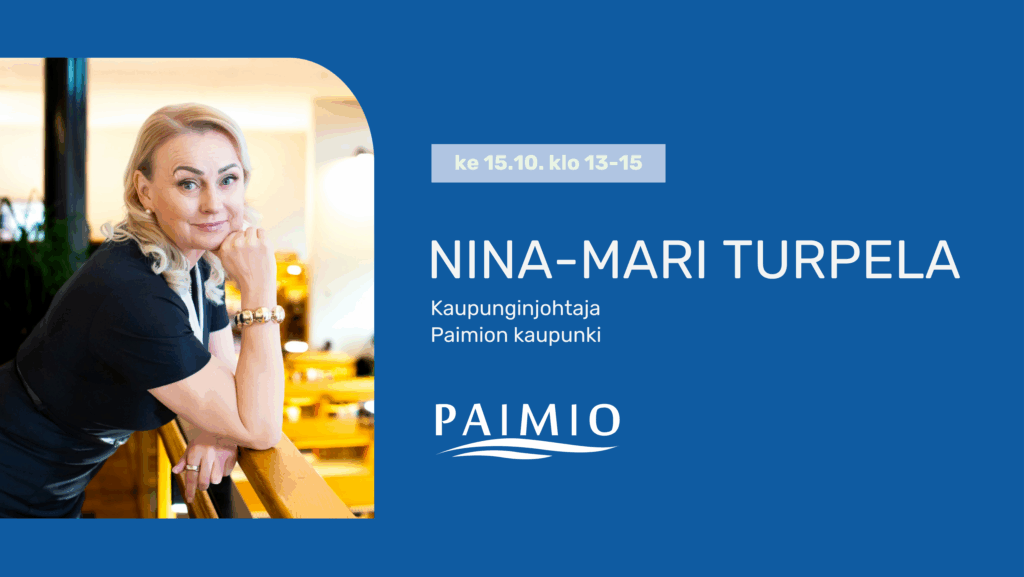 Vasemmalla kuva, jossa vaaleahiuksinen nainen nojaa sisätiloissa kyynärpäällä kaiteeseen. Oikealla lukee tapahtuman tiedot. Kuva on Paimion tumman sinisellä taustalla.