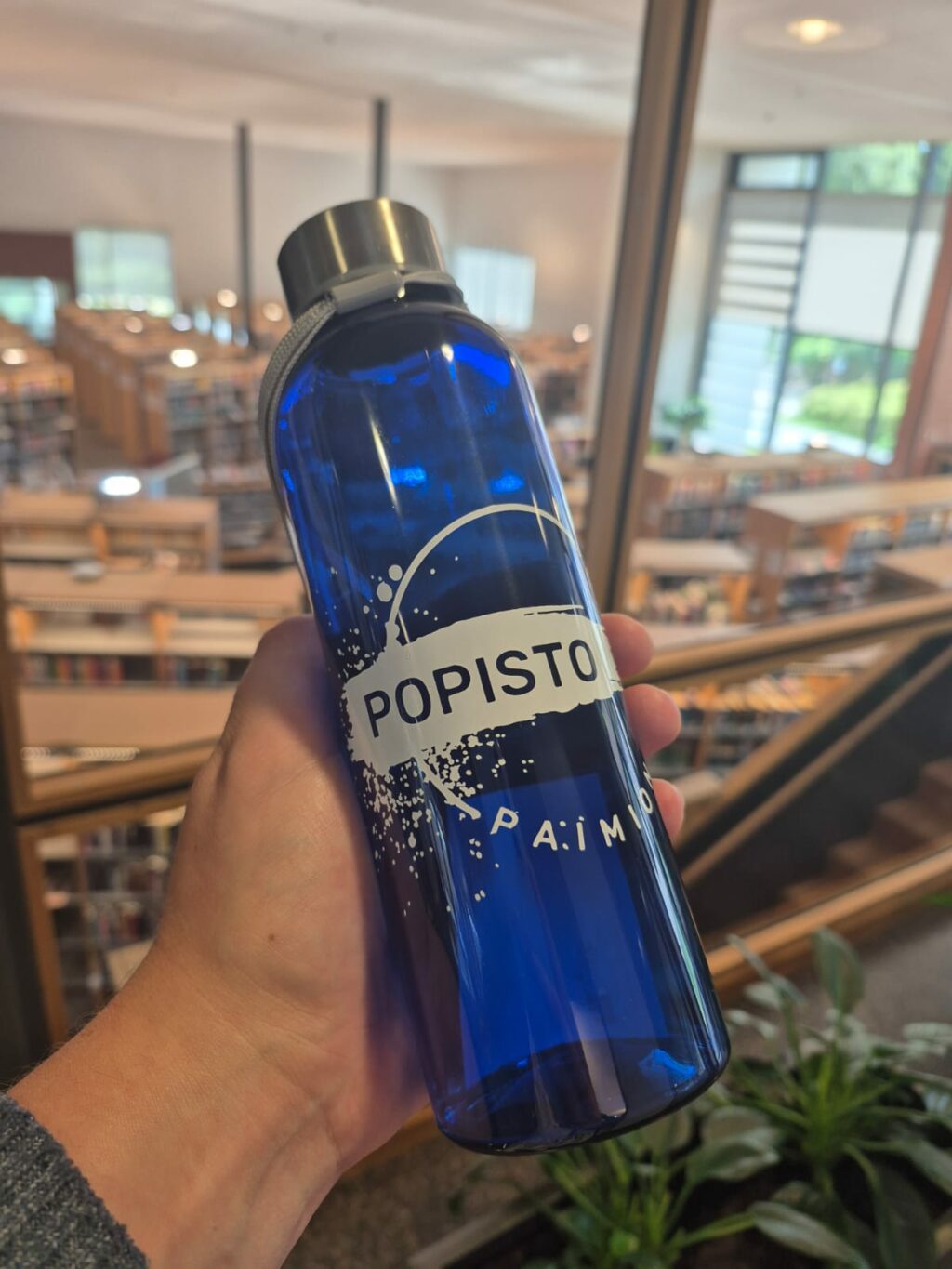 Sininen juomapullo, jossa on valkoisella Paimion opiston logo