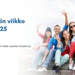 Kuvassa oikealla joukko iloisia teinejä istumassa portailla. Vasemmalla tekstiä.