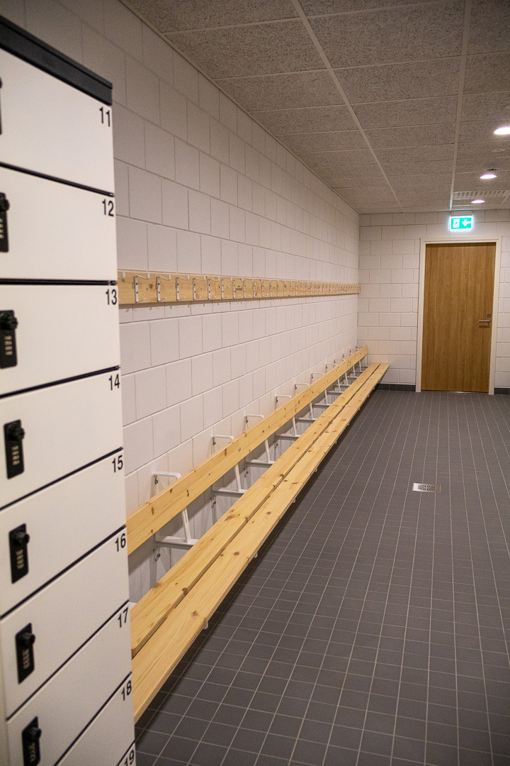 Pukuhuoneen penkit ja lukolliset lokerikot.