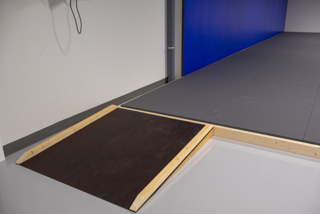 Painisalin joustotatamille johtava pyörätuoliramppi.