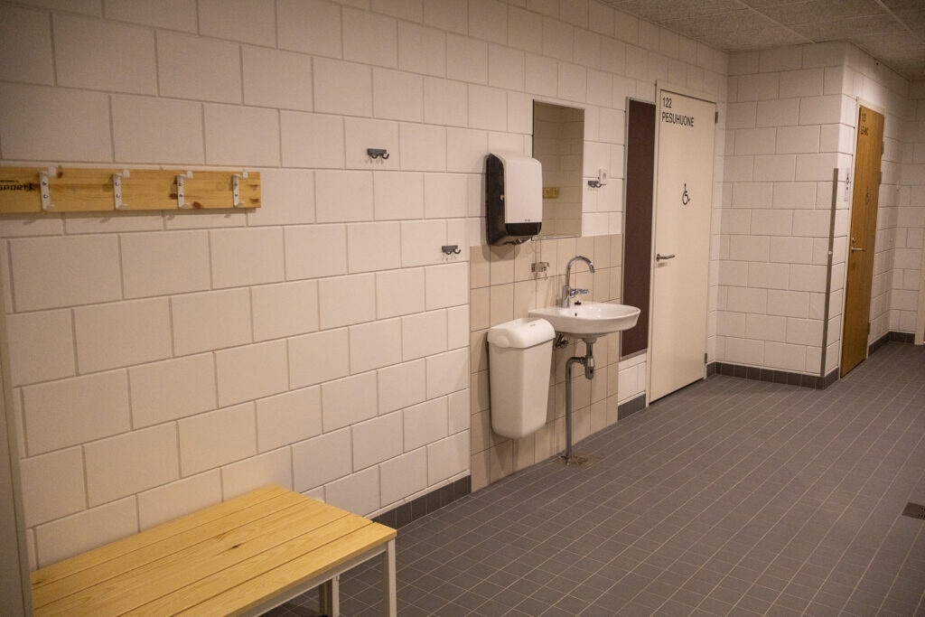 Liikuntaesteisille tarkoitettu pukuhuone