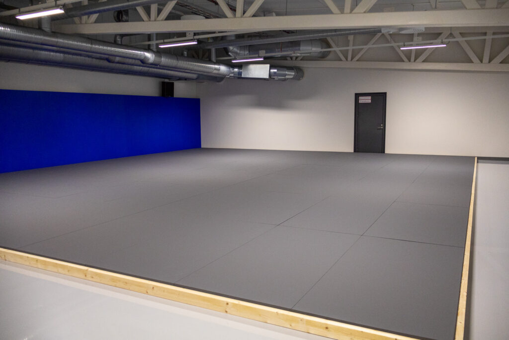 Sisäliikuntahallin painisali ja sen joustotatami. Vasemmalla taustalla sininen seinä.