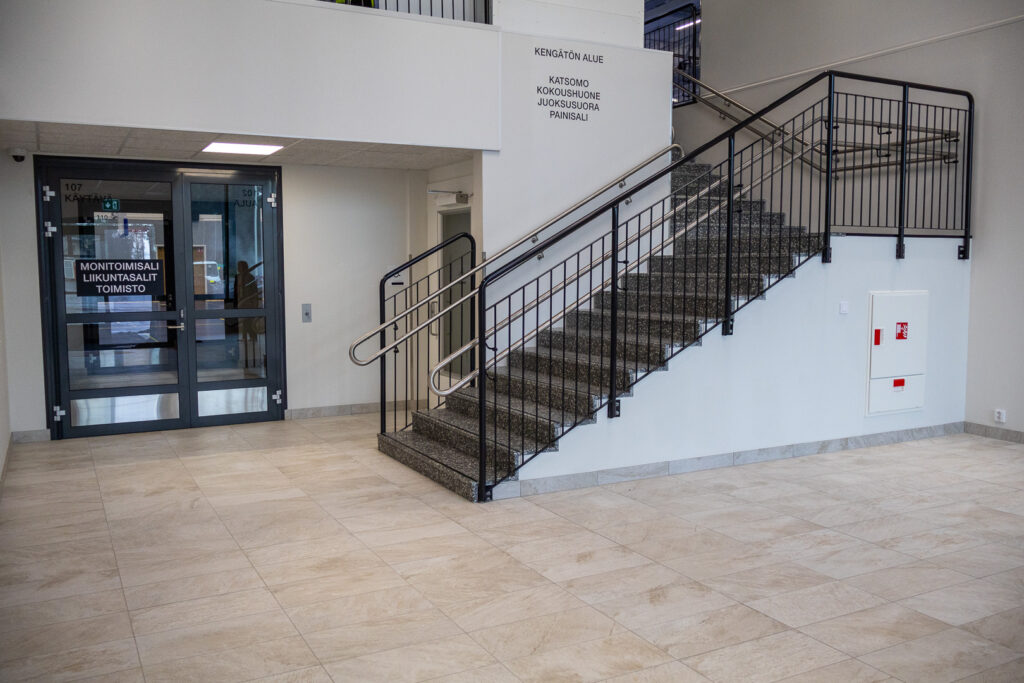 Aulassa olevat portaat sekä vasemmalla ovet monitoimisaliin.