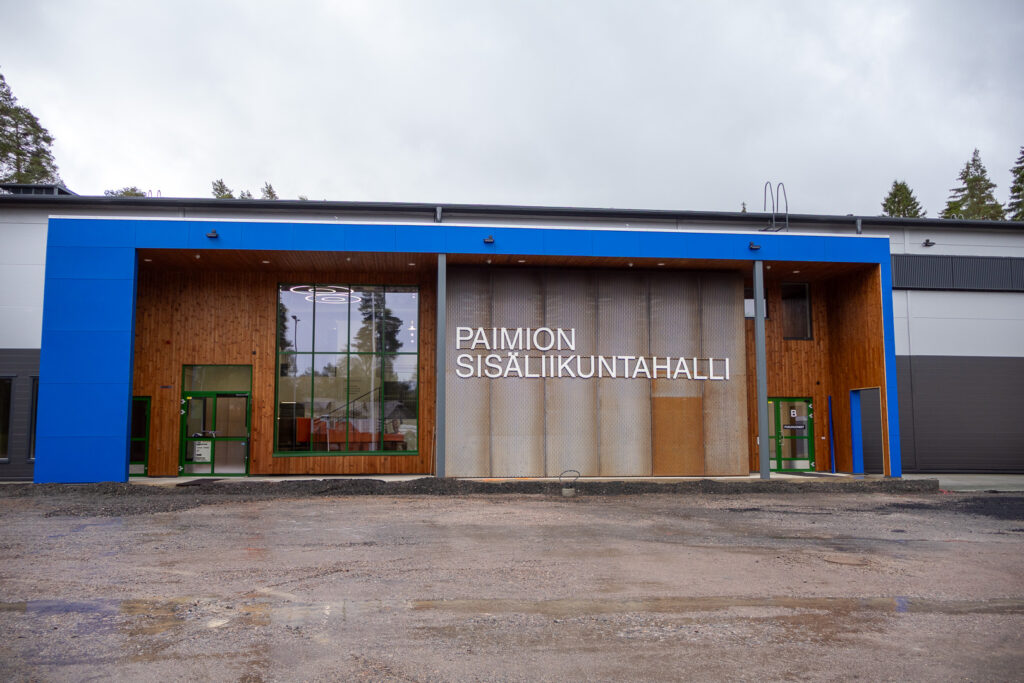 Kuva Paimion sisäliikuntahallista ulkoa pääovista. Vasemmalla pääovi A ja oikealla pukuhuoneiden ovi B