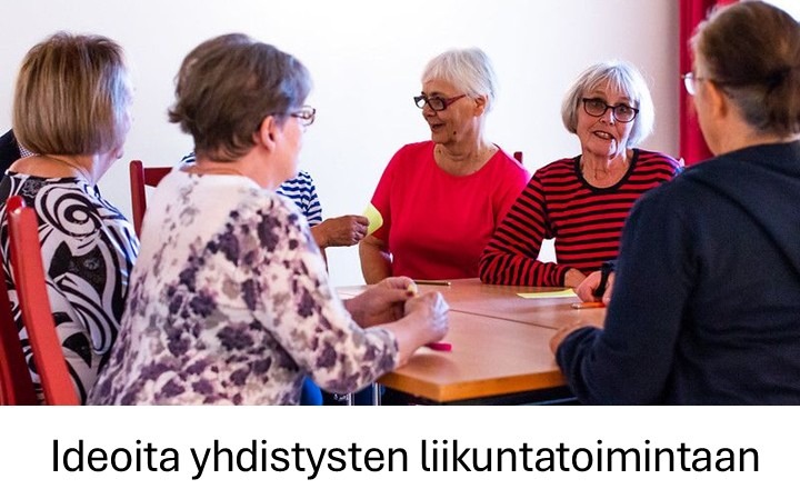Ikäihmisiä ryhmässä pöydän äärellä.