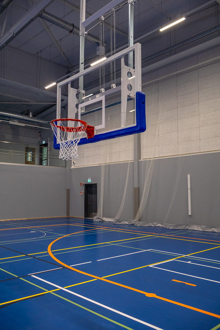 Liikuntasalissa oleva koripallokori