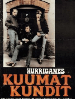 Kolme miestä oven edessä. Kuumat kundit -elokuvan kansikuva.