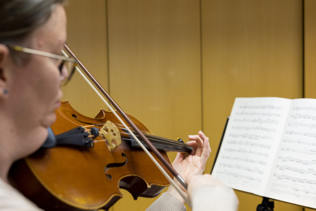 Viulunsoittaja ja nuotteja telineessä.