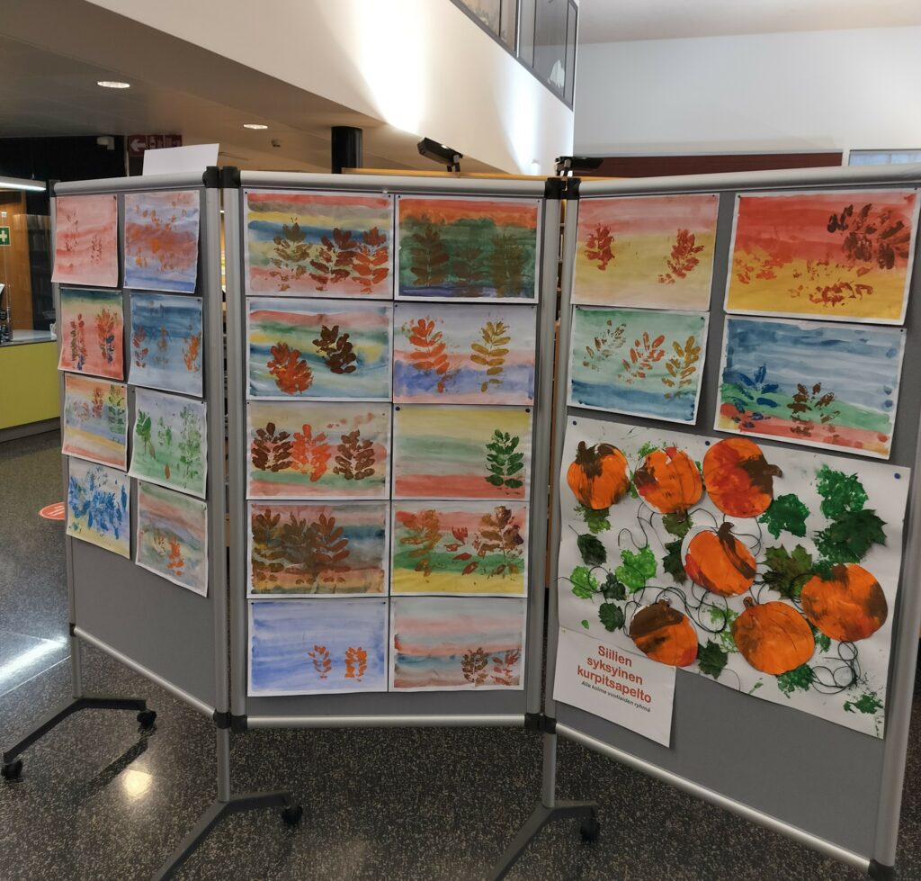 Tapiolan päiväkodin syksyisiä askarteluja sermiin kiinnitettynä.