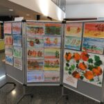 Tapiolan päiväkodin syksyisiä askarteluja sermiin kiinnitettynä.