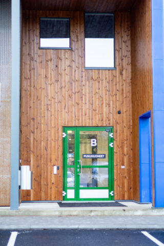 Paimion sisäliikuntahalli kuvattuna B ovelta ulkoa.