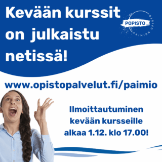 Ruskeahiuksinen nainen katsoo innoissaan valkoista tekstiä sinisellä pohjalla jossa lukee "Kevään kurssit on julkaistu netissä!"