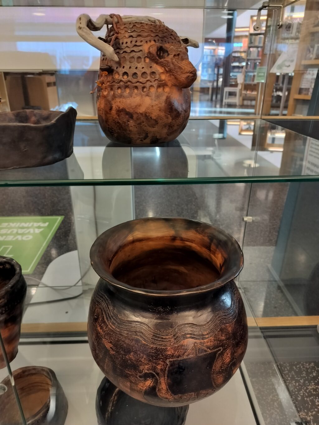 Kuvassa keramiikkaa Peimarin rannoilta -kurssin savitöitä.