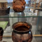 Kuvassa keramiikkaa Peimarin rannoilta -kurssin savitöitä.