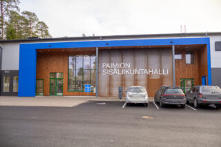 Paimion sisäliikuntahalli kuvattuna ulko-ovilta päin.