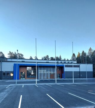 sisaliikuntahalli julkisivu parkkipaikalta kuvattuna